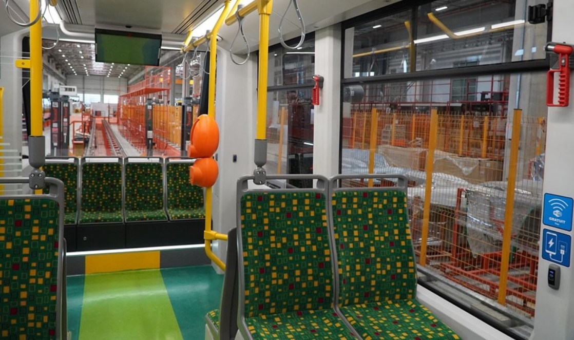 Primul tramvai Bozankaya, din lotul celor 18 vehicule achiziționate de municipalitate, a ajuns în Iași. Peste 140 milioane de lei, investiți în transportul ecologic