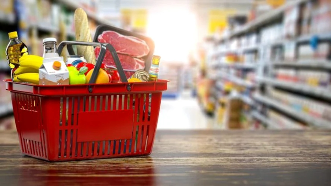 Guvernul prelungeşte plafonarea adaosului comercial la alimentele de bază. Până când va fi în vigoare măsura