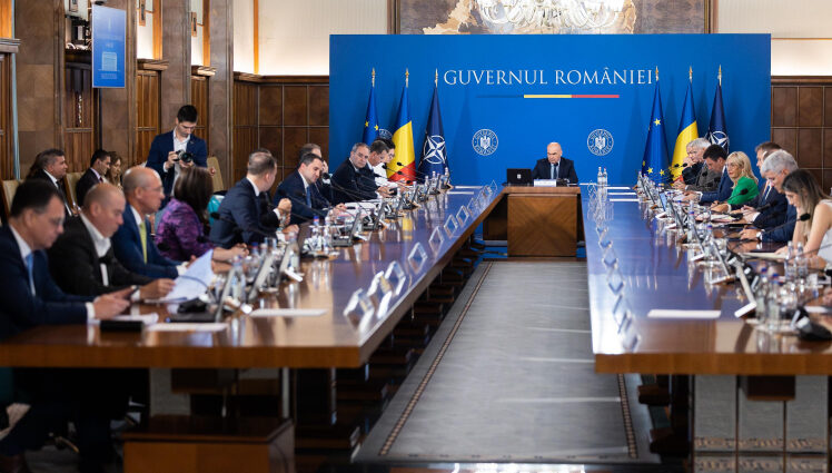 România îşi păstrează ratingul BBB-, dar rămâne sub observație negativă. Avertismentul Standard & Poor’s