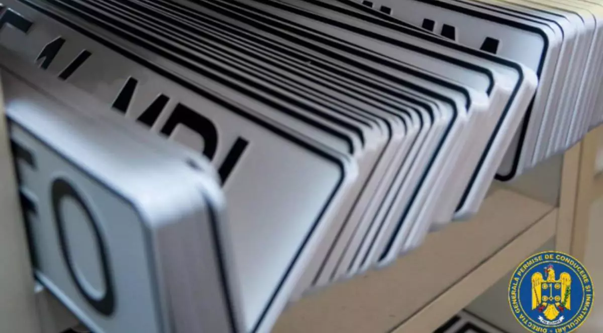 Plăcuţele de înmatriculare, livrate direct acasă. Şoferii scapă de drumurile la ghişeu