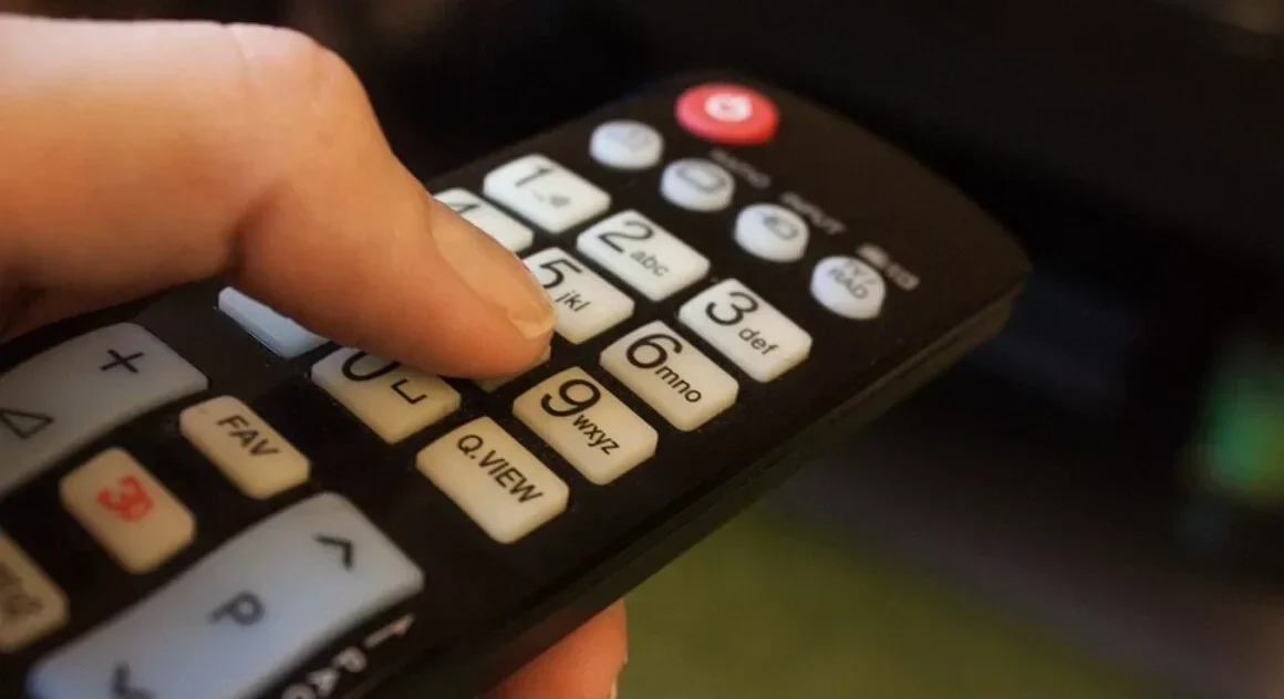 Butonul de pe telecomanda cu care poți reduce consumul de energie. Cum reglezi televizorul ca să economisești curent