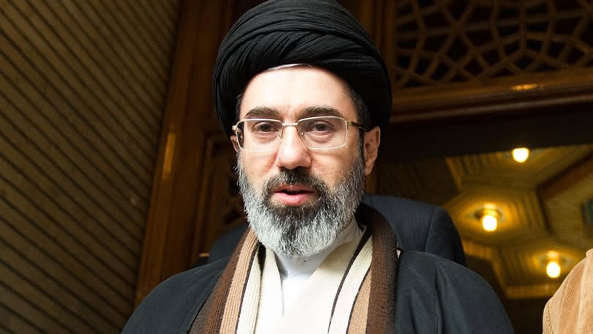 Mojtaba Khamenei era în grădină când casa i-a fost lovită de rachete. A scăpat la mustață