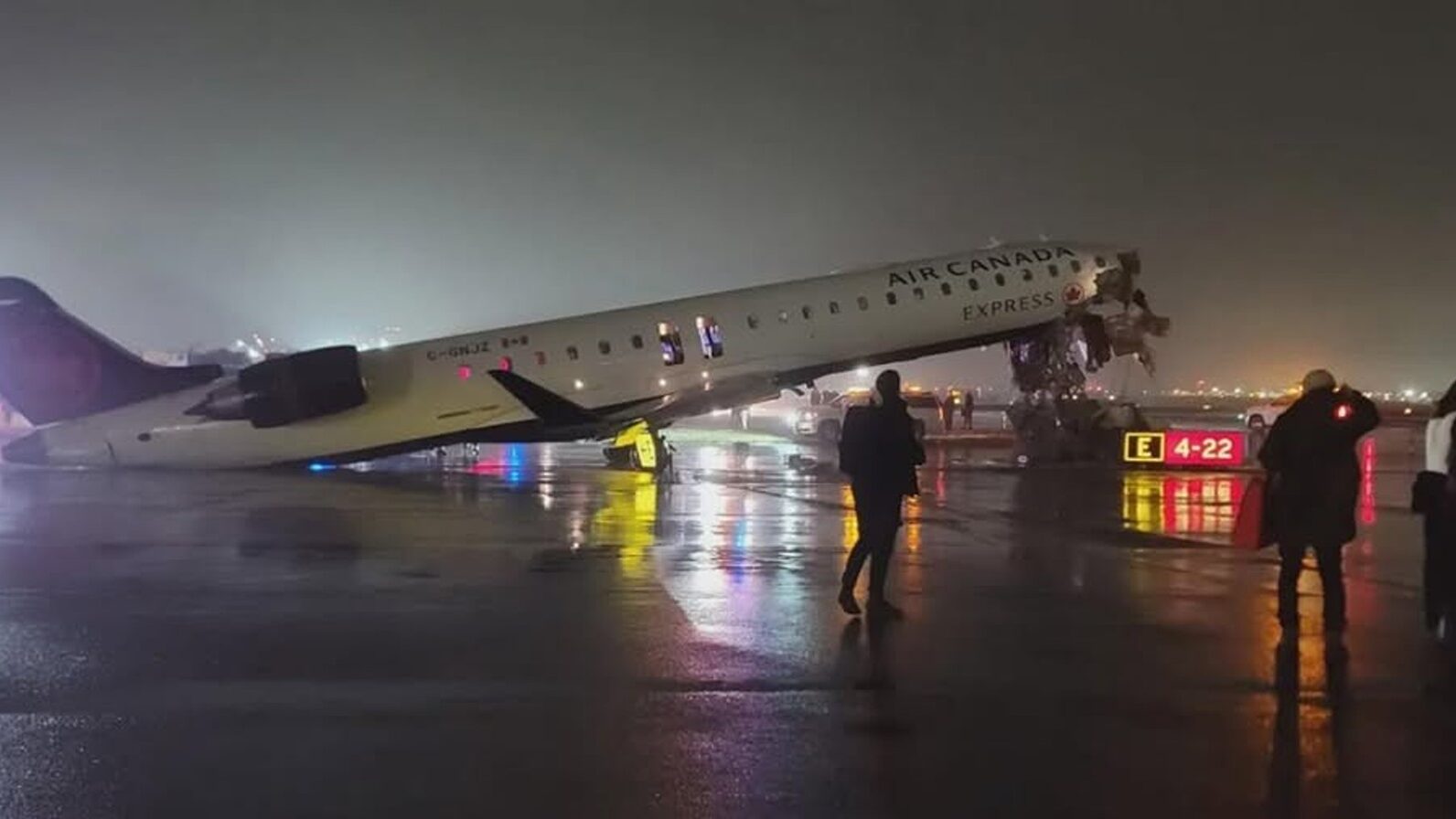 Accident pe aeroportul LaGuardia din New York: Un avion a lovit un vehicul pe o pistă de aterizare