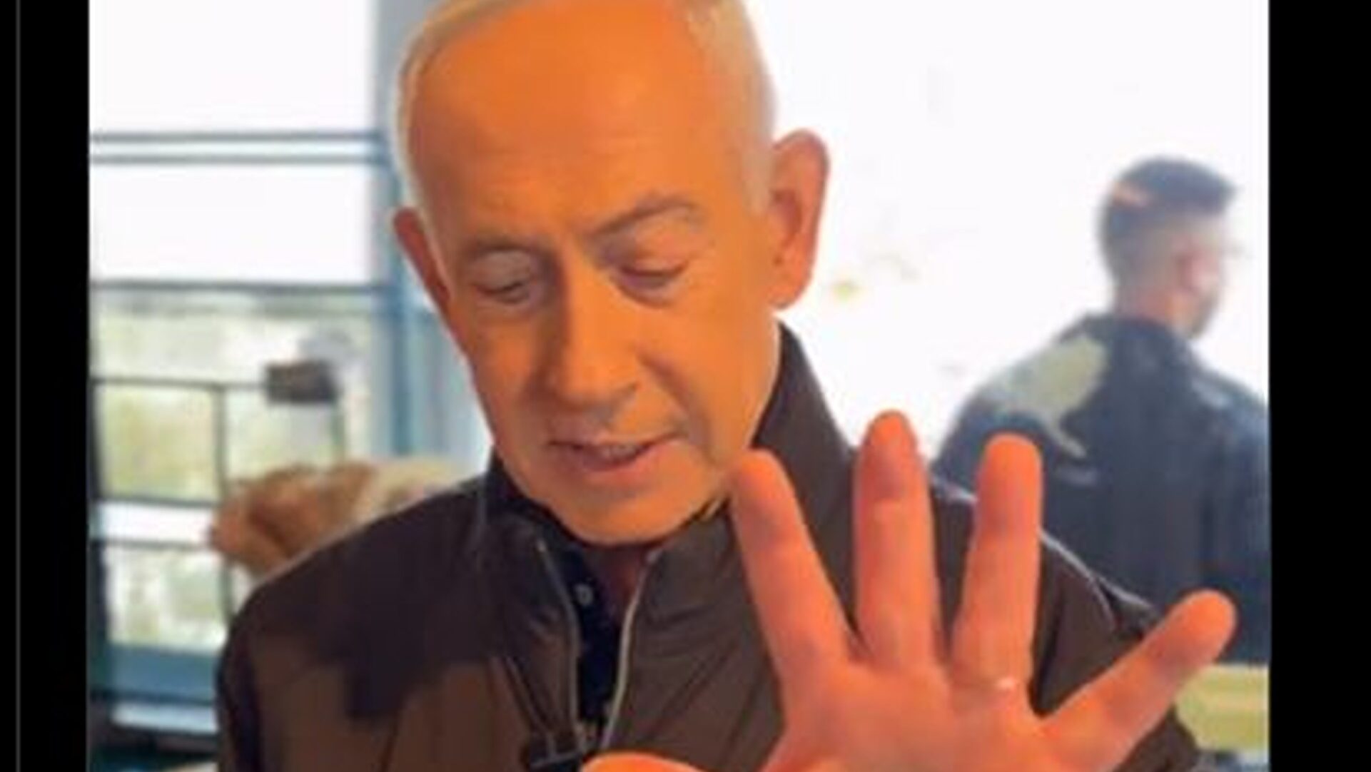 Benjamin Netanyahu ia în râs teoriile conspirației care îl vizează în online