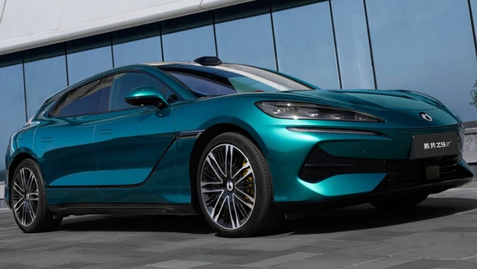 Chinezii doboară recorduri în domeniul mașinilor electrice! BYD, 5 minute de încărcare pentru 800 km parcurși!