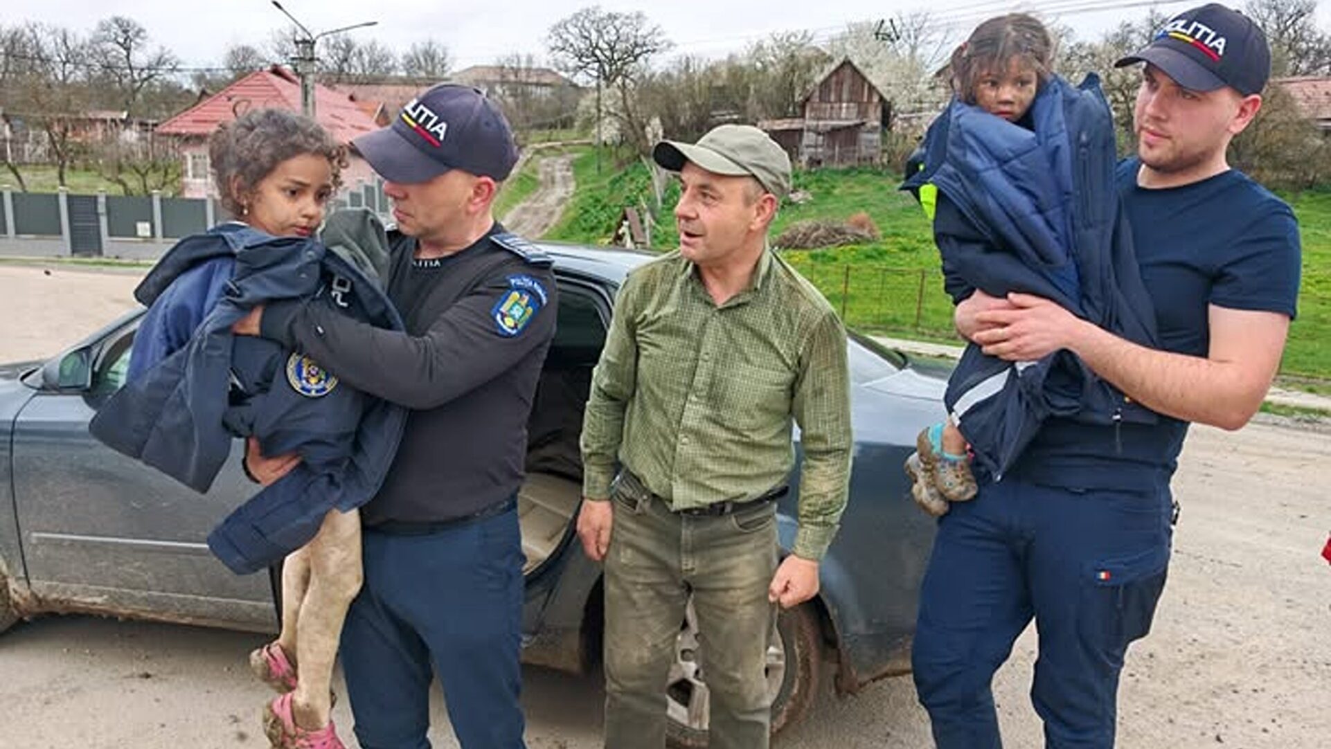 Două fetițe date dispărute au fost găsite în viață de un pădurar