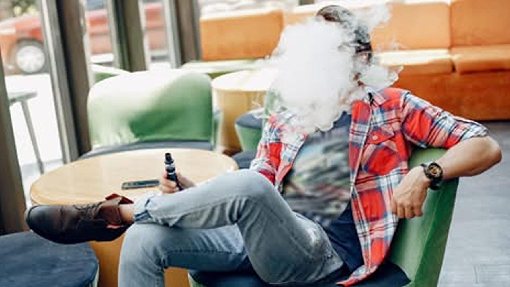 Studiu. Țigările electronice ar putea să le provoace cancer celor care le folosesc