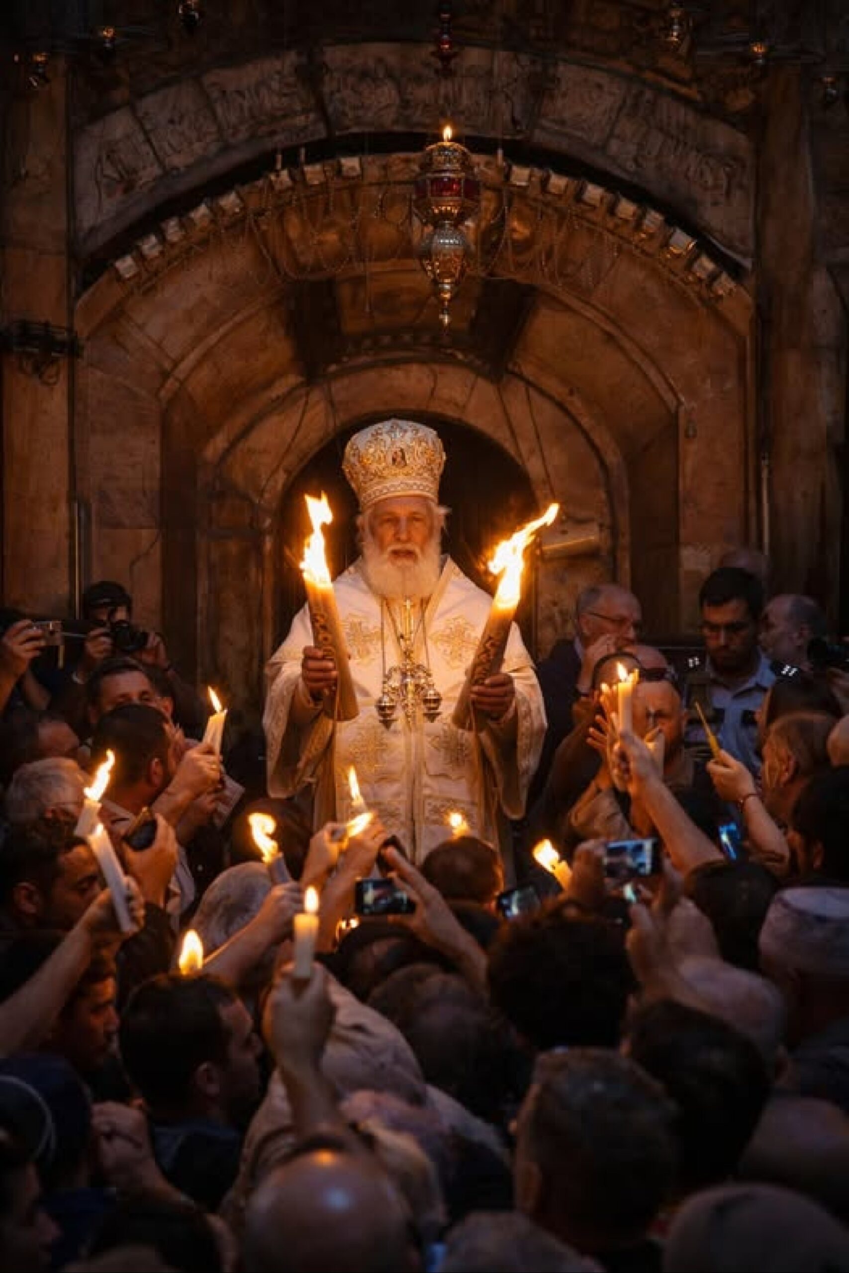 Nu sunt probleme cu aducerea Luminii Sfinte. Va fi adusă, sâmbătă seara, de la Ierusalim