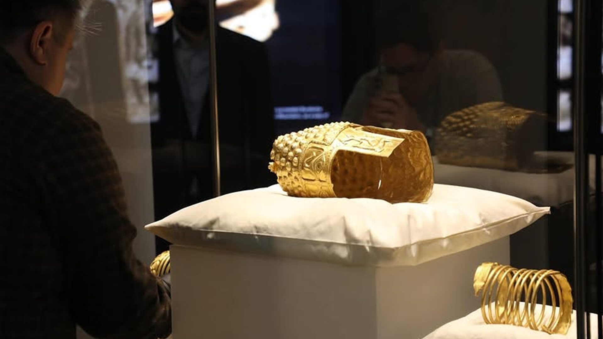 Românii sunt interesați de comoara recuperată: Aproape 1.300 de vizitatori în 3 zile, la Coiful de la Coțofenești