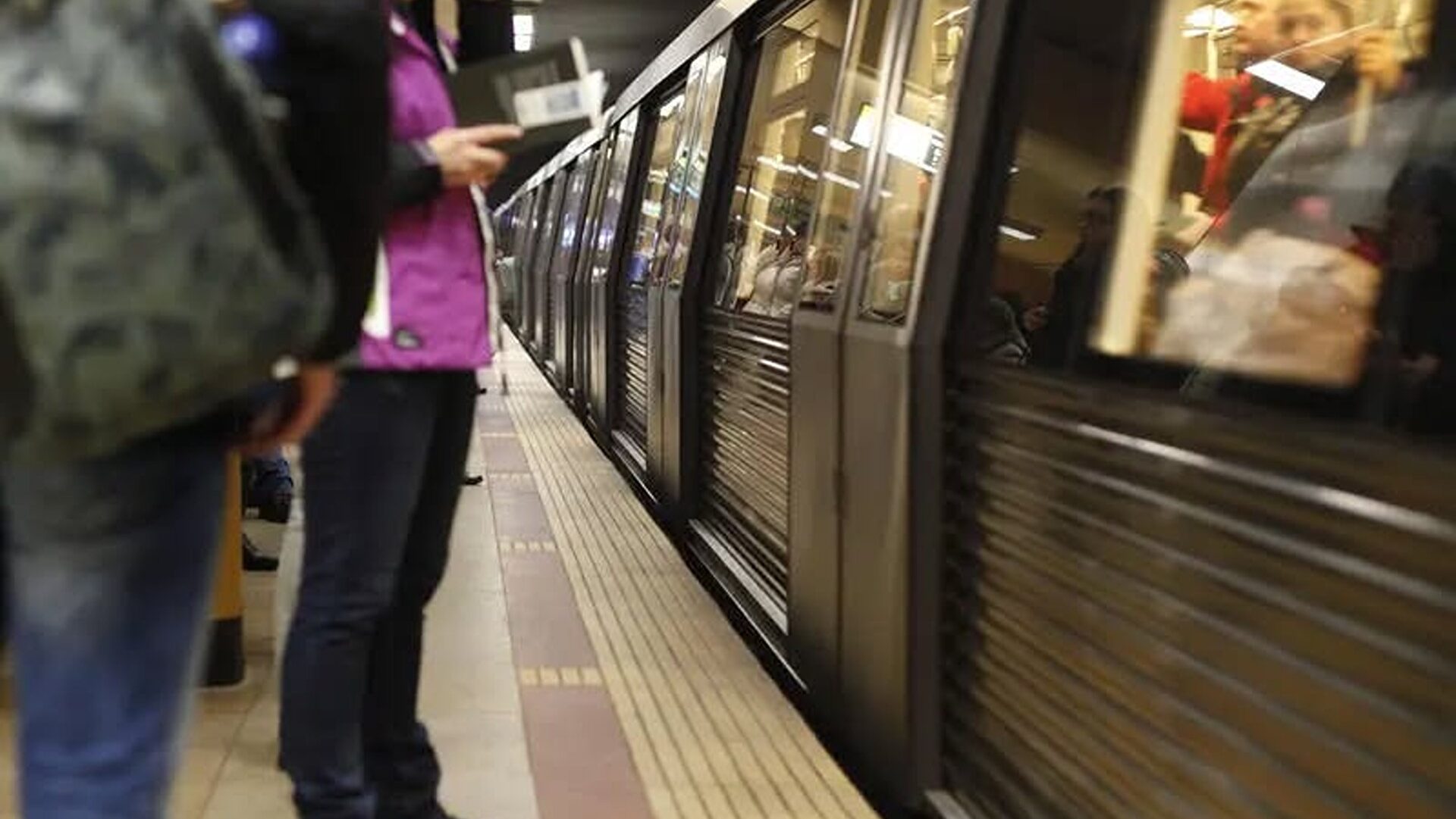 Petiția care contestă decizia de scumpire a biletului de metrou a depășit 10.000 de semnături