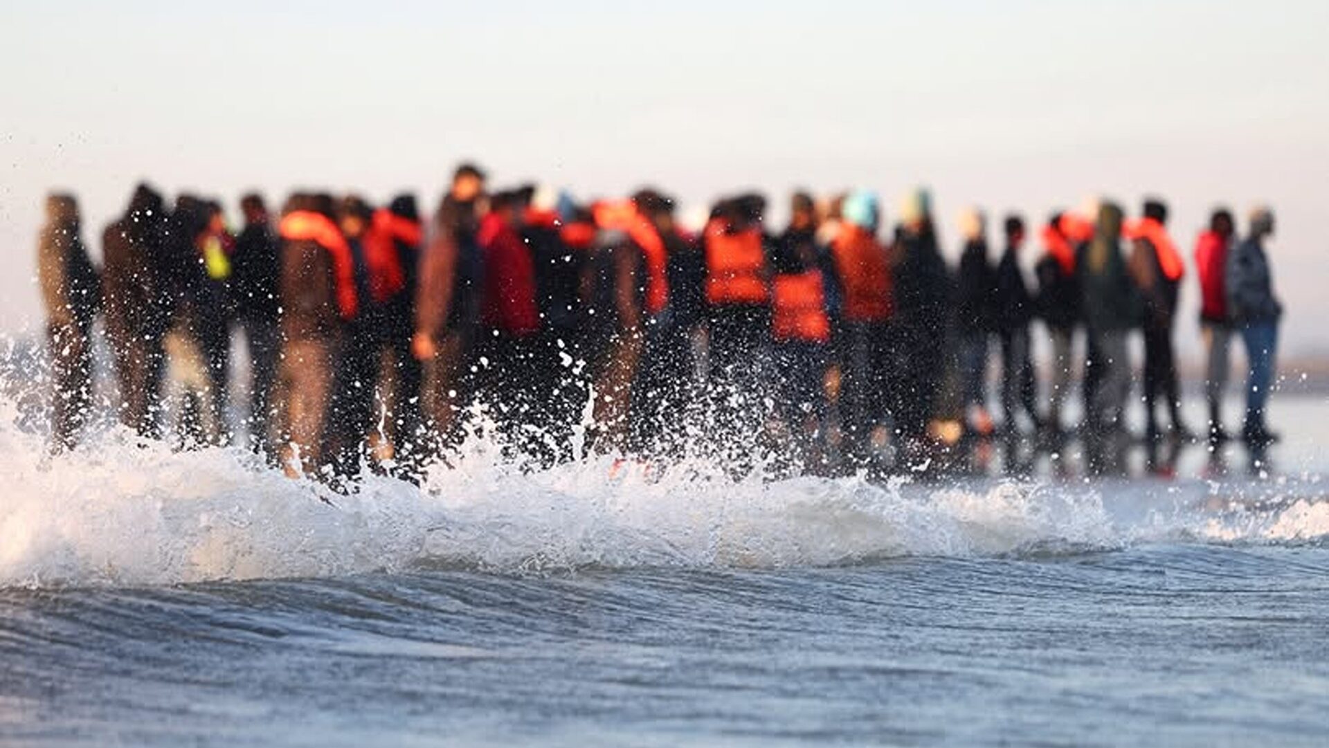 119 migranți – salvați în Canalul Mânecii. Un rănit a fost evacuat cu elicopterul