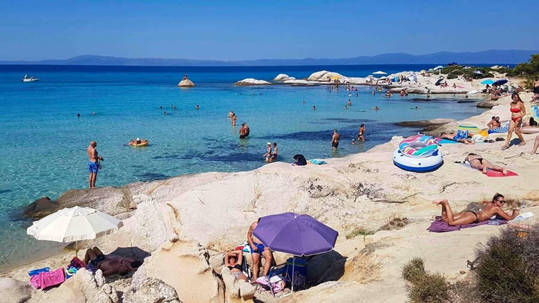 Crește numărul plajelor grecești unde este interzisă închirierea de șezlonguri