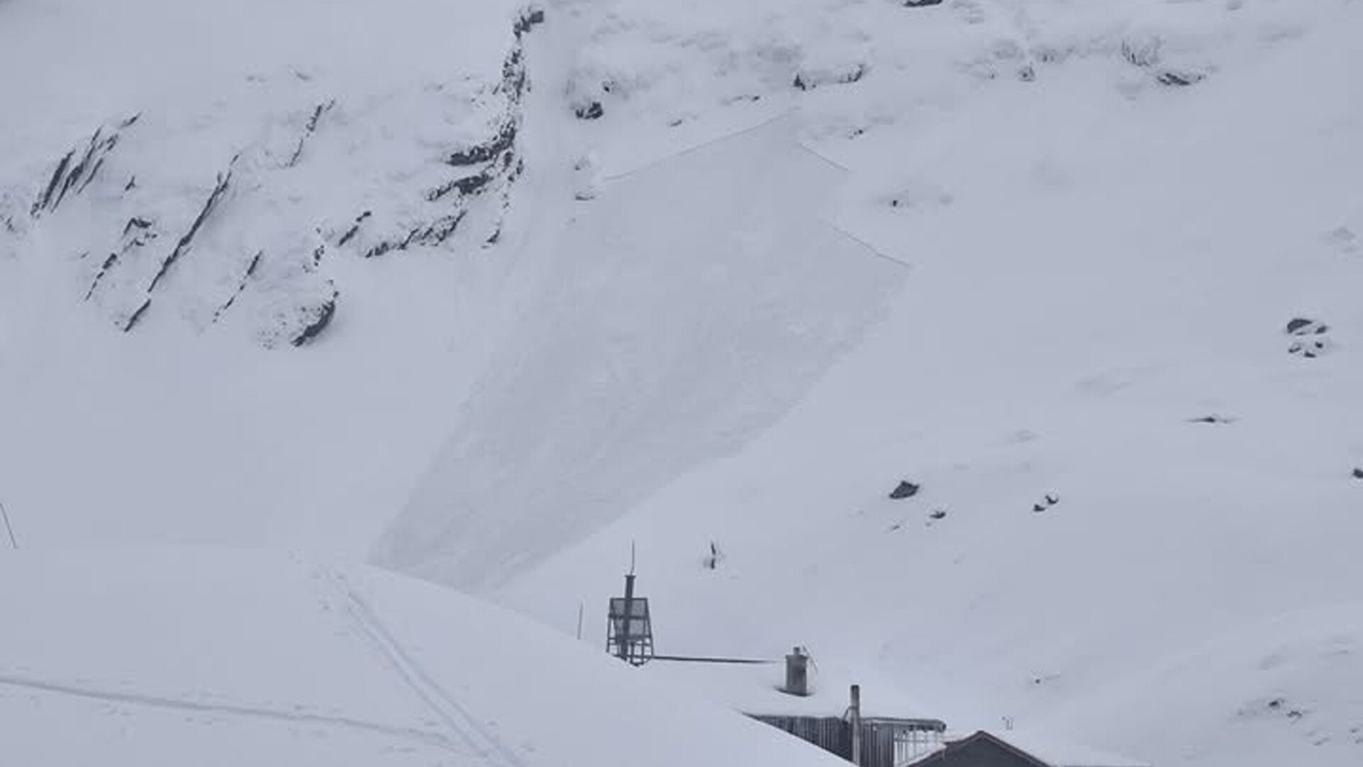 După ninsorile abundente există risc mare de avalanșe în Munții Făgăraș și Bucegi
