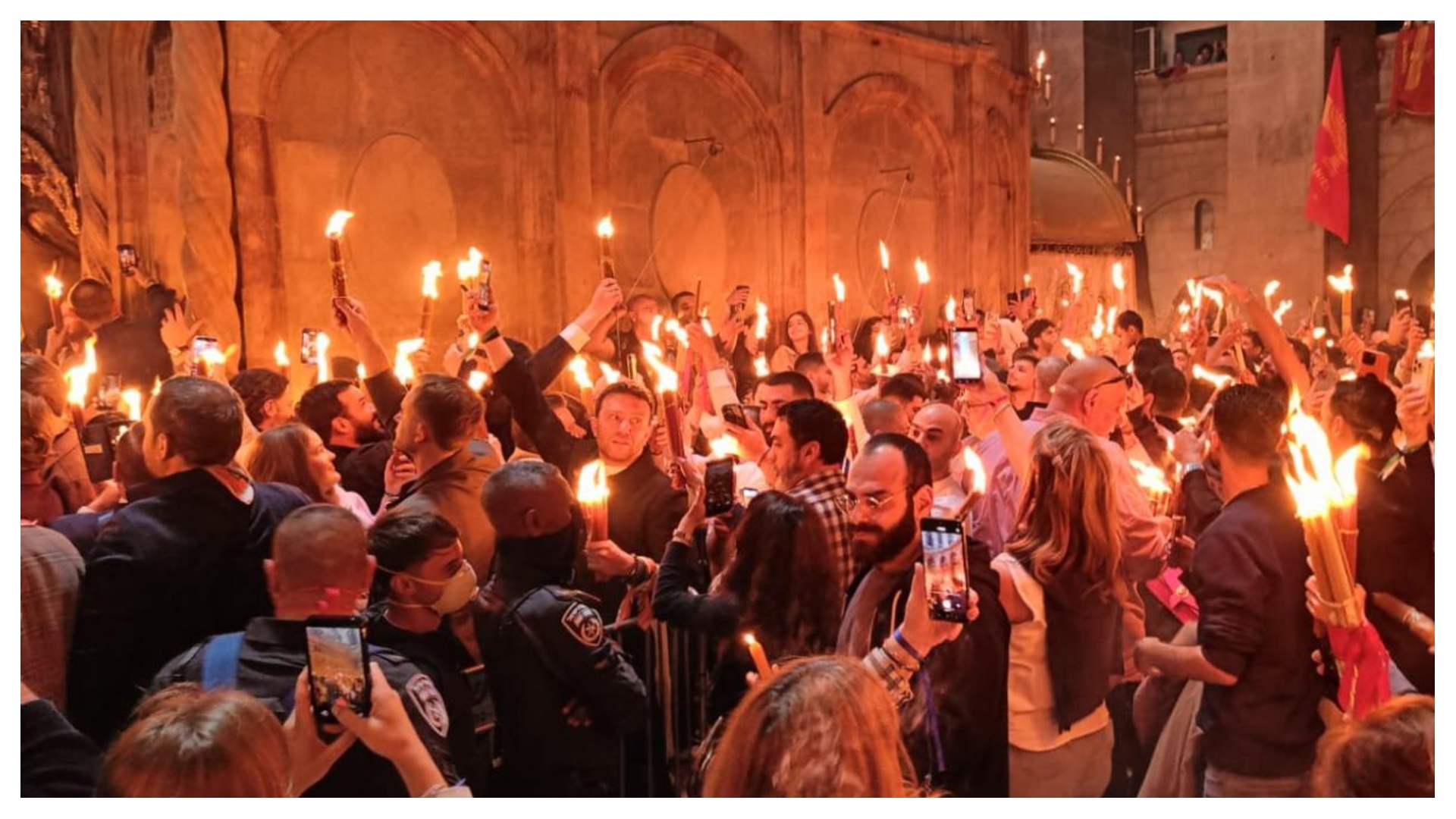 Sfânta Lumină s-a aprins la Ierusalim și va ajunge în România VIDEO