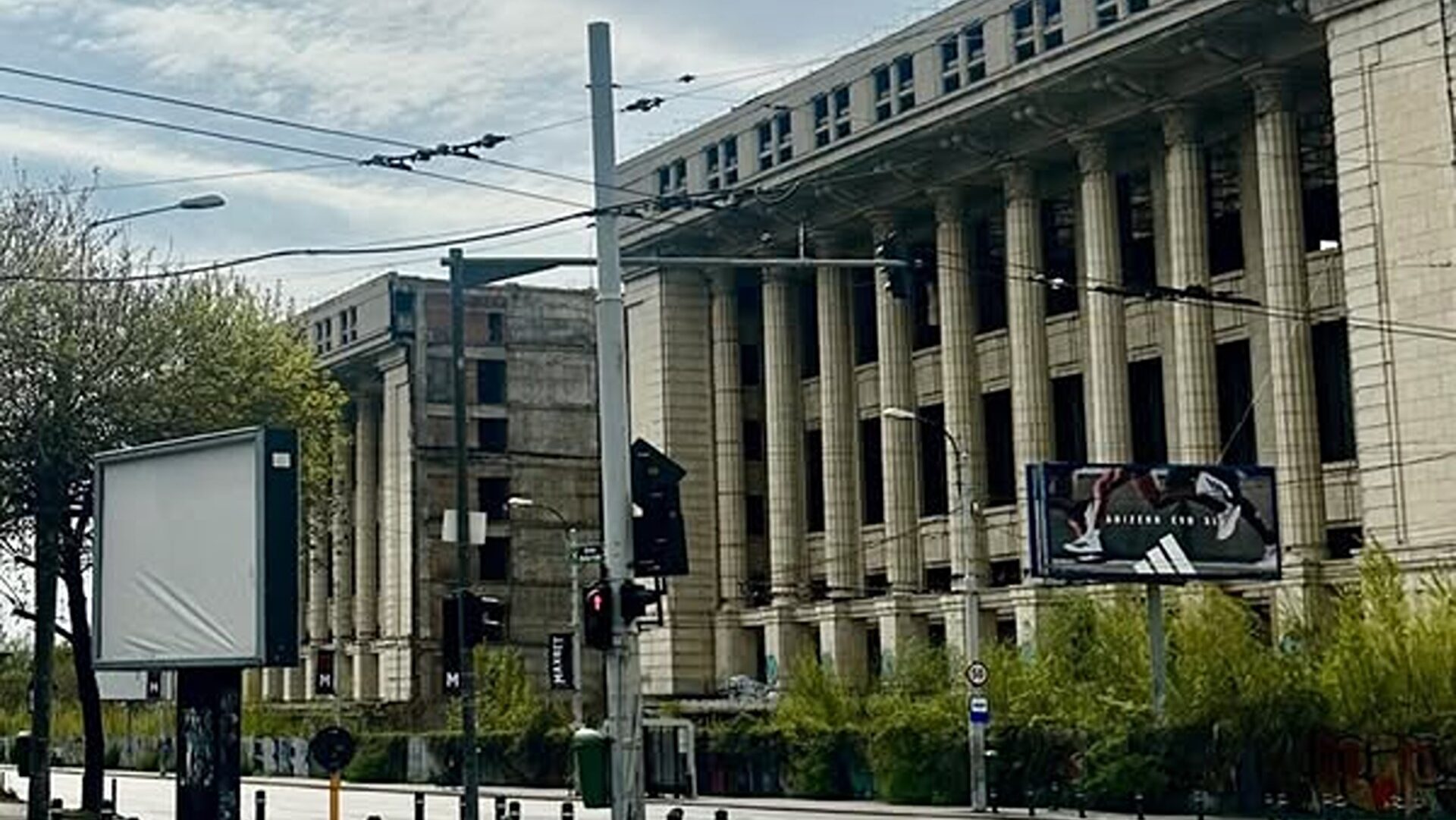 Ce vor bucureștenii să se întâmple cu Casei Radio, imensa clădire lăsată în ruină în mijlocul Bucureștiului