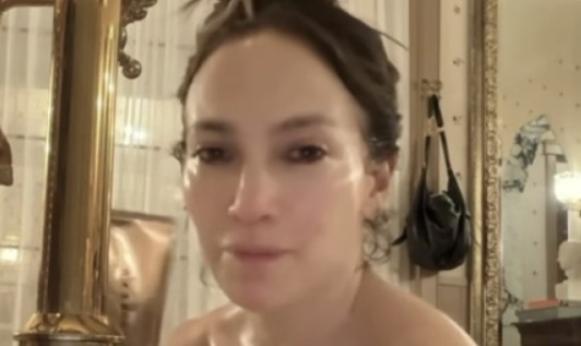 Jennifer Lopez a renunțat la filtre: pielea perfectă se construiește în fiecare zi