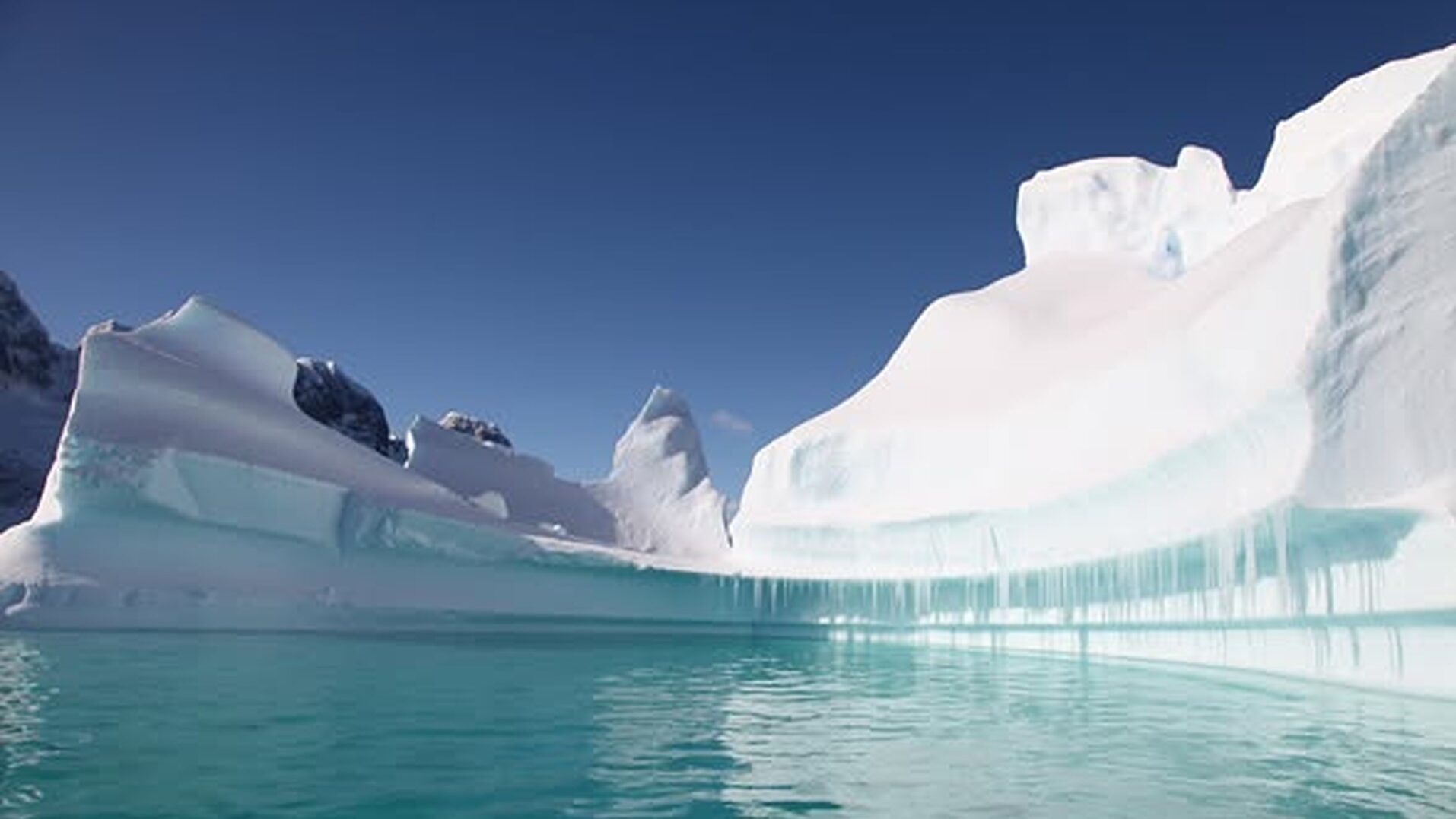 Descoperire sub Antarctica: O structură masivă, la 3 km sub gheață