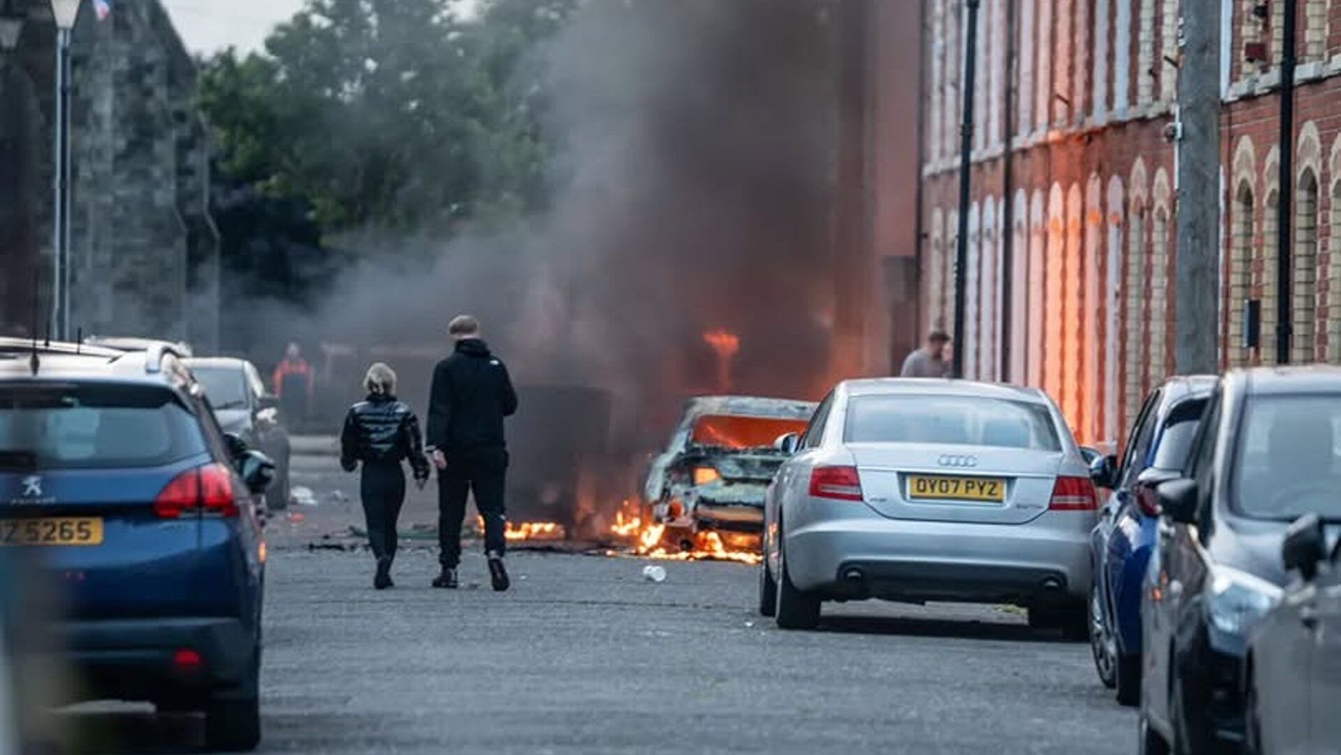 21 de persoane au solicitat asistență consulară pentru plecare din Irlanda de Nord, după violențele din Belfast